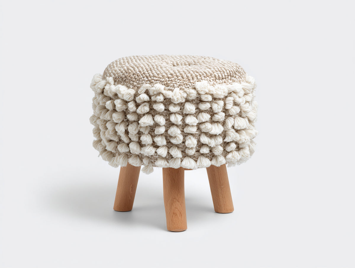 Tabouret rond 43×43×44 cm - coton beige écru et bois naturel - bordure à pompons pour chambre à coucher
